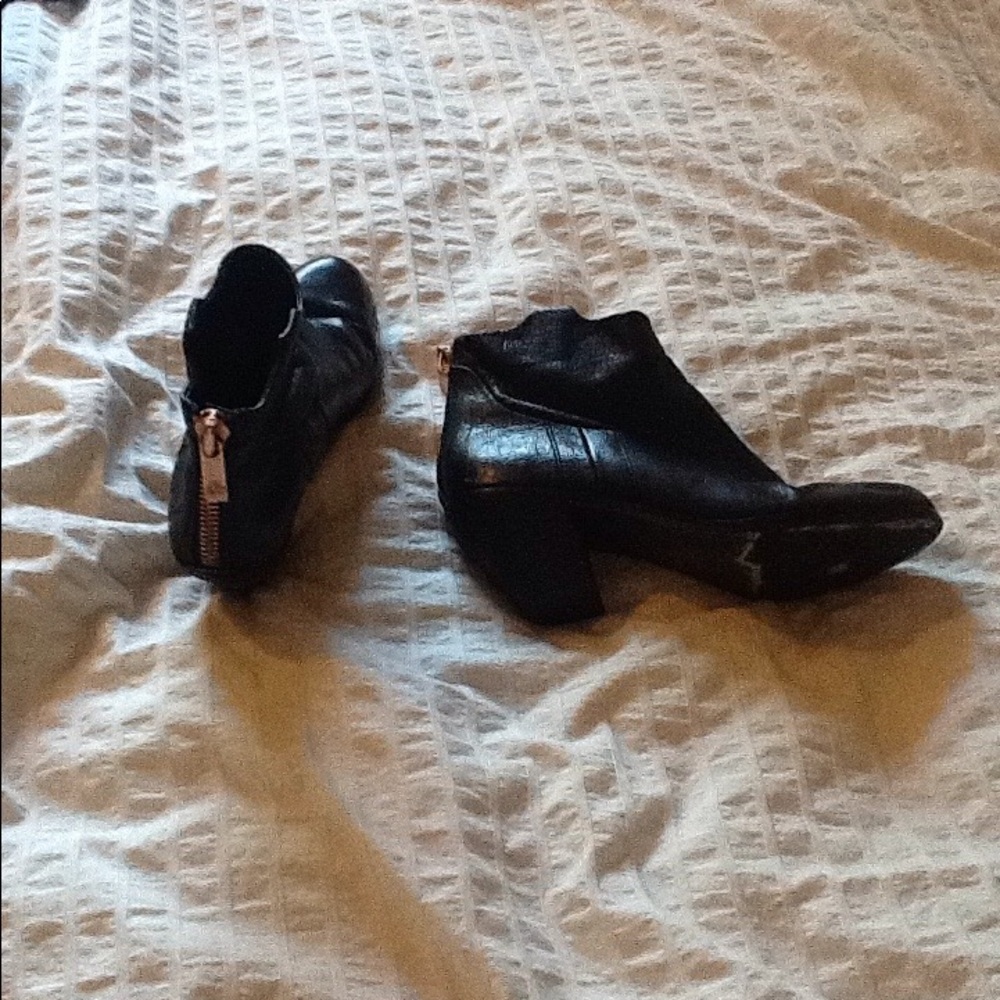 😍😘 Edelman Lisle black leather bootie. Meow.